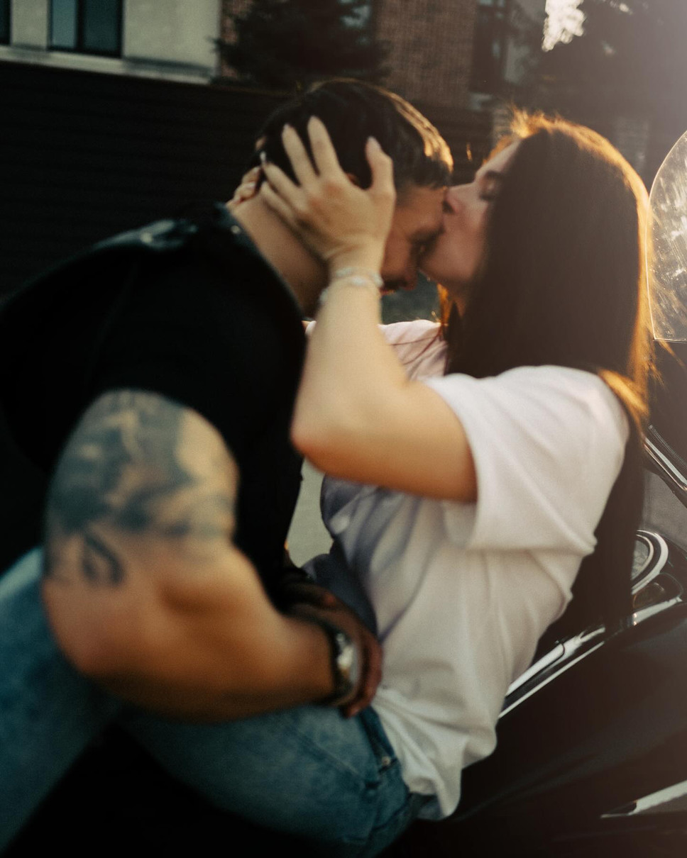 Дружина цілує Усика