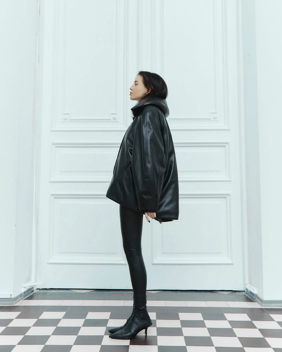 Надя Дорофєєва у шкірянці та лосинах