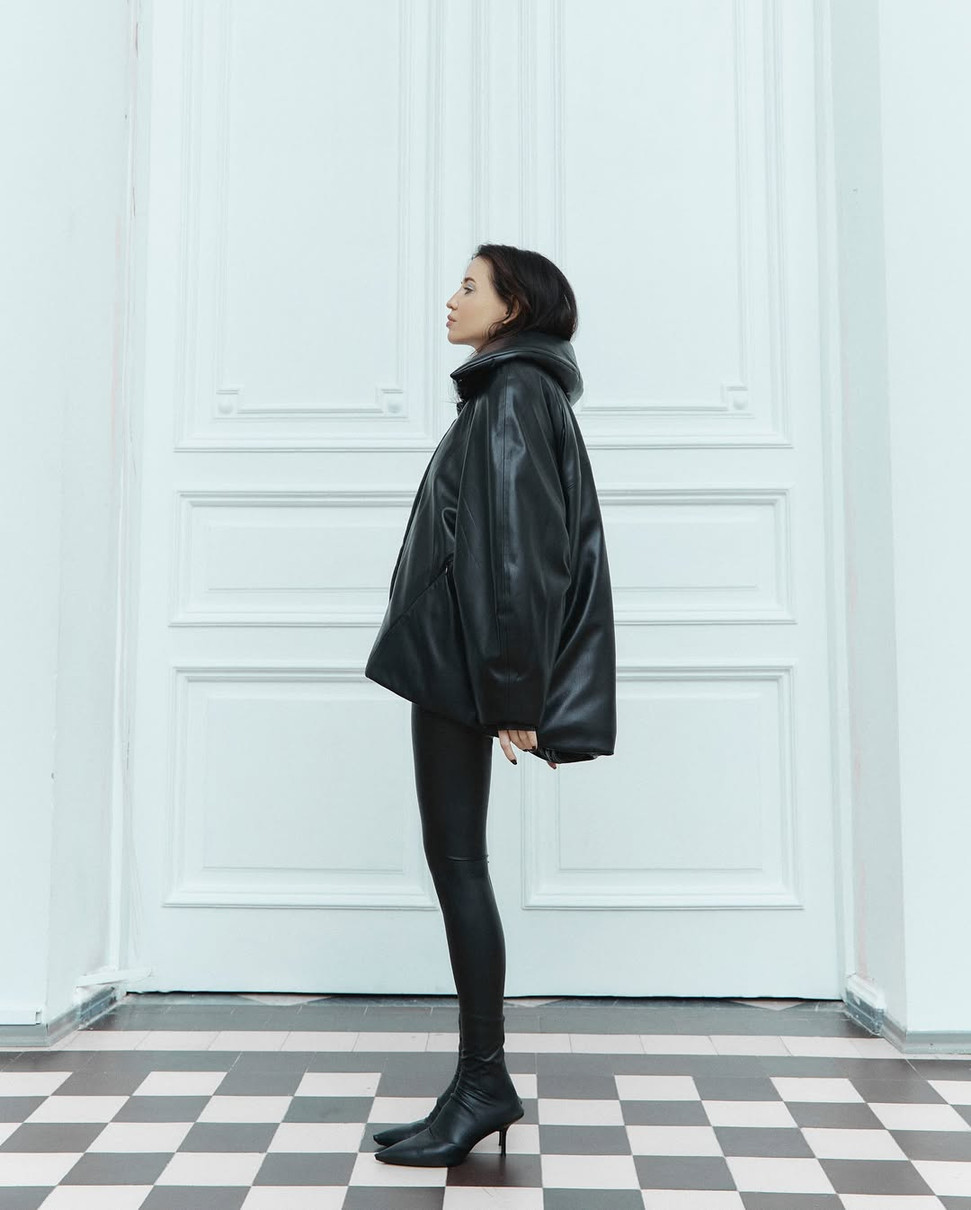 Надя Дорофєєва у шкірянці та лосинах