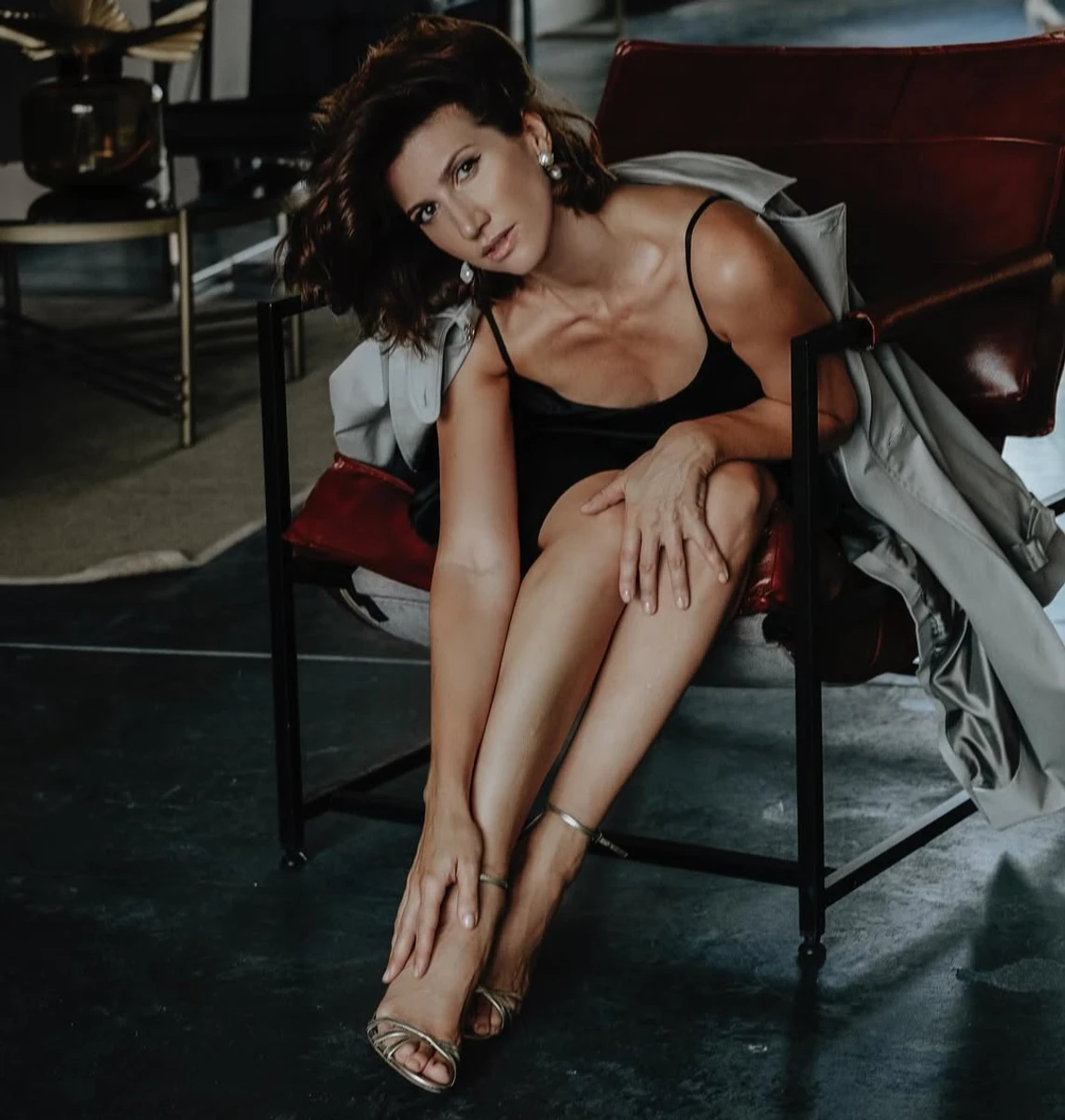 Аніта Луценко на кріслі блиснула стрункими ніжками для фото