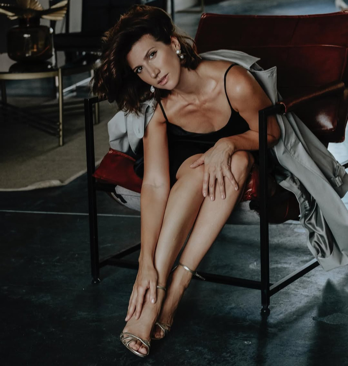 Аніта Луценко на кріслі блиснула стрункими ніжками для фото