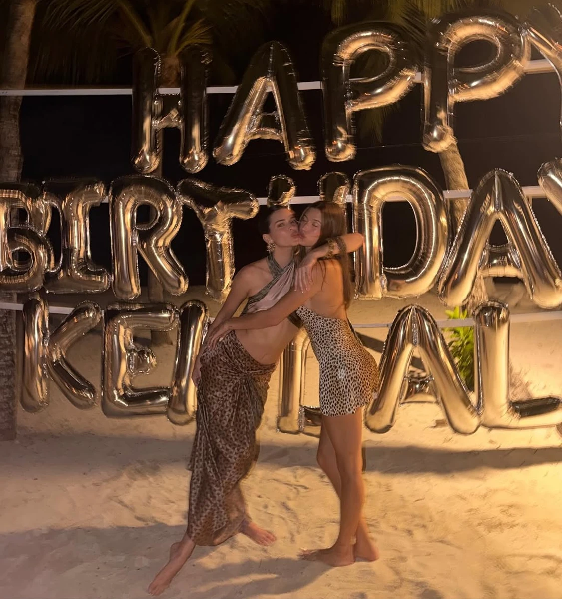 Хейлі Бібер у міні пообіймалася з Кендал Дженнер на пляжі