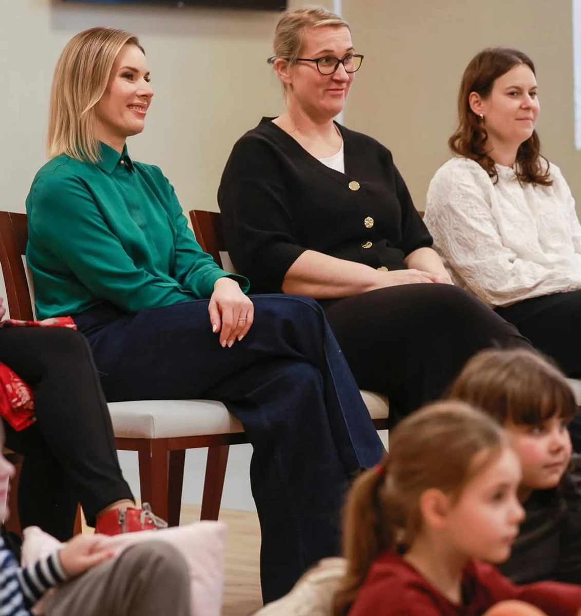 Перша леді Польщі Марта Навроцька у джинсах і яскравій сорочці попозувала на івенті