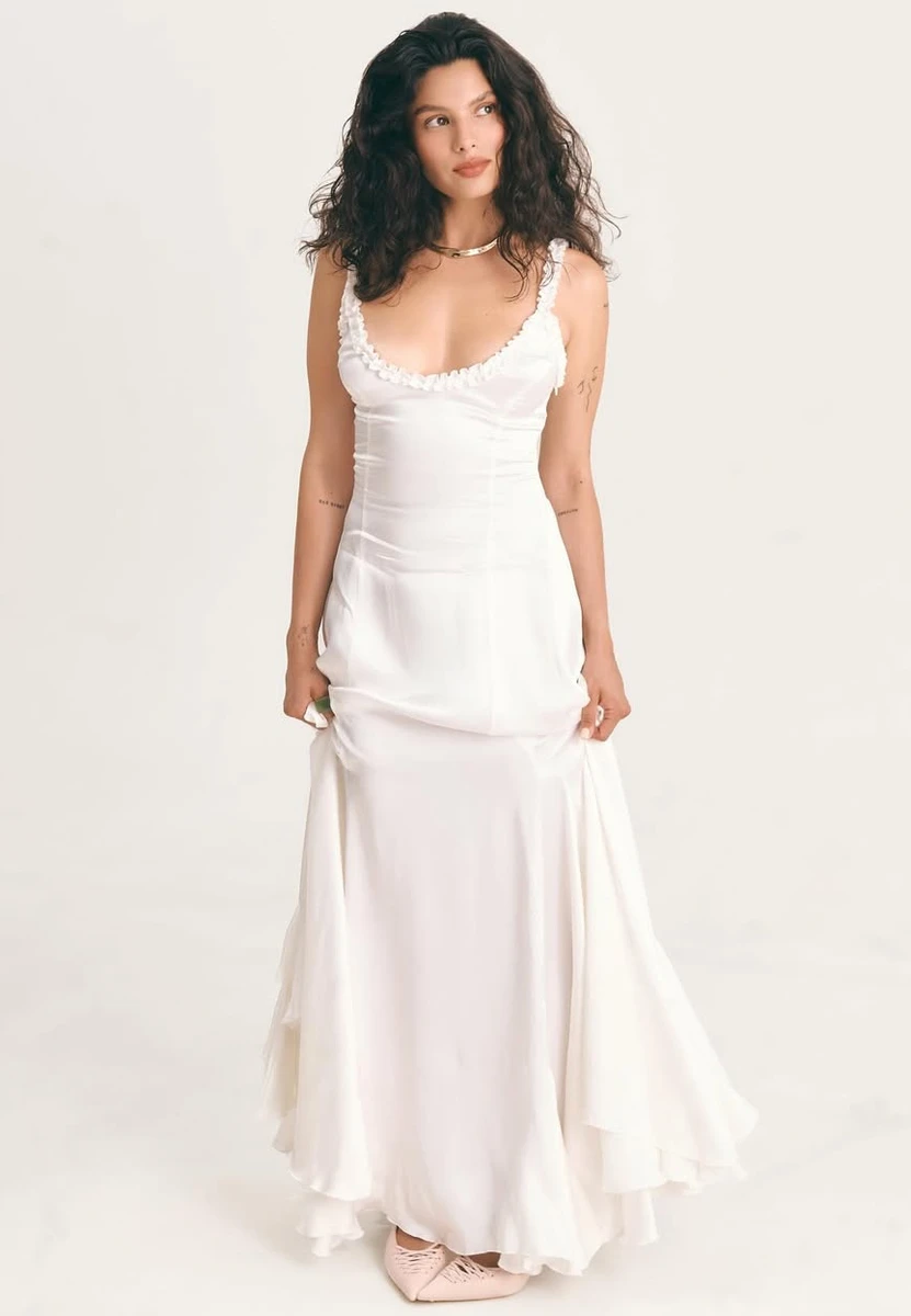 Мішель Андраде у сукні з декольте похвалилася стрункістю