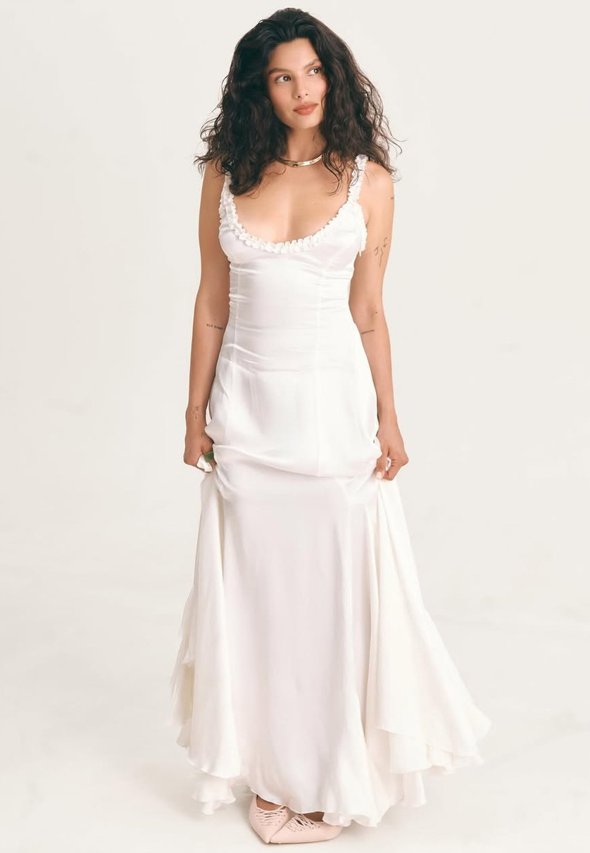 Мішель Андраде у сукні з декольте похвалилася стрункістю