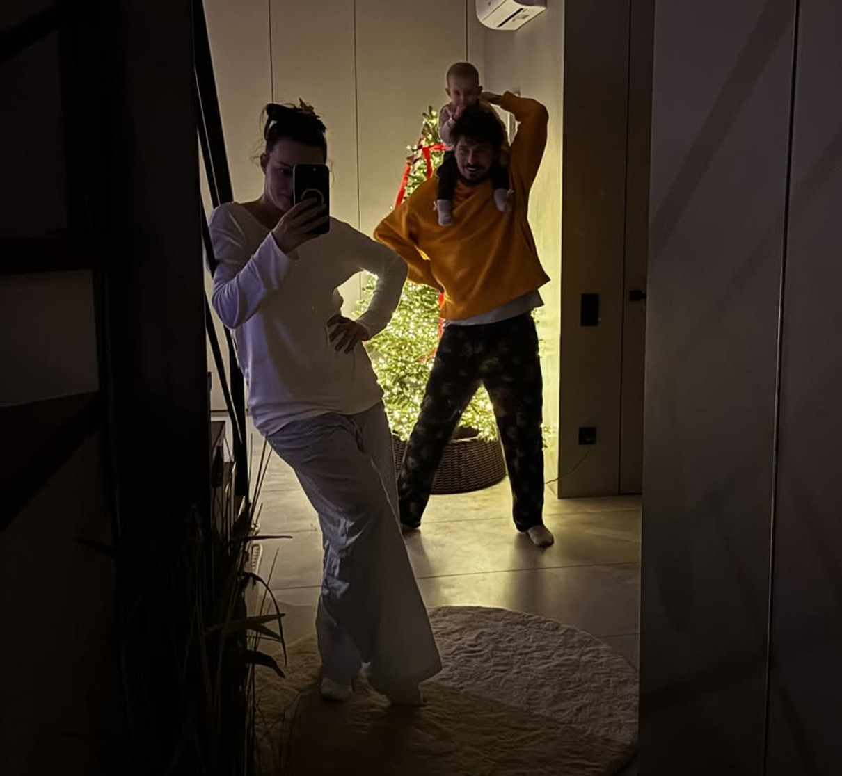 POSITIFF з дочкою на плечах попозував з дружиною біля ялинки