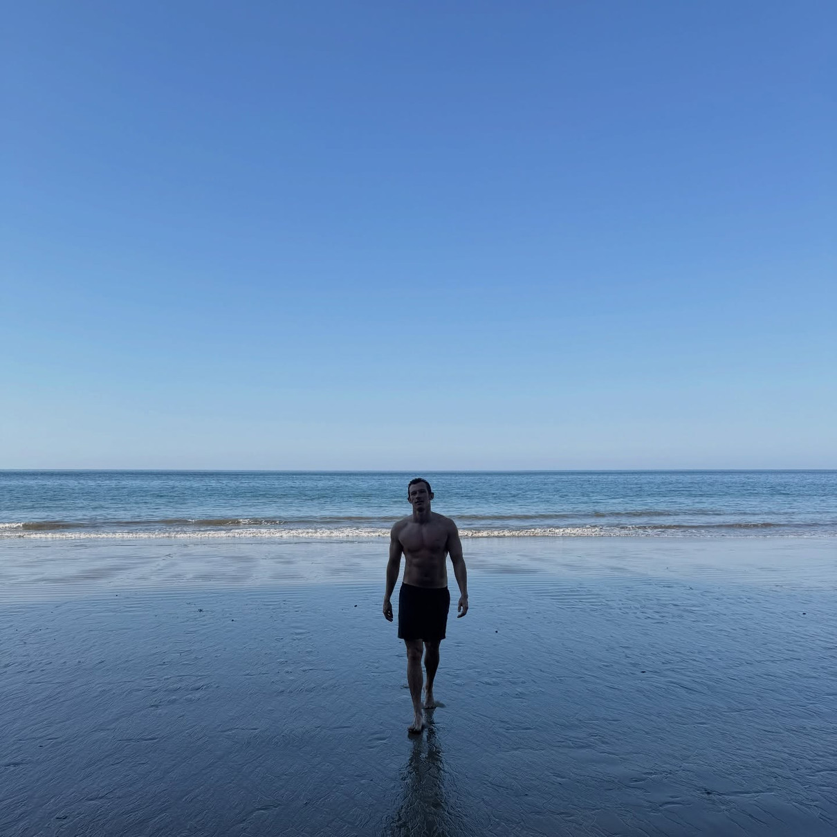 Каллум Тернер на пляжі