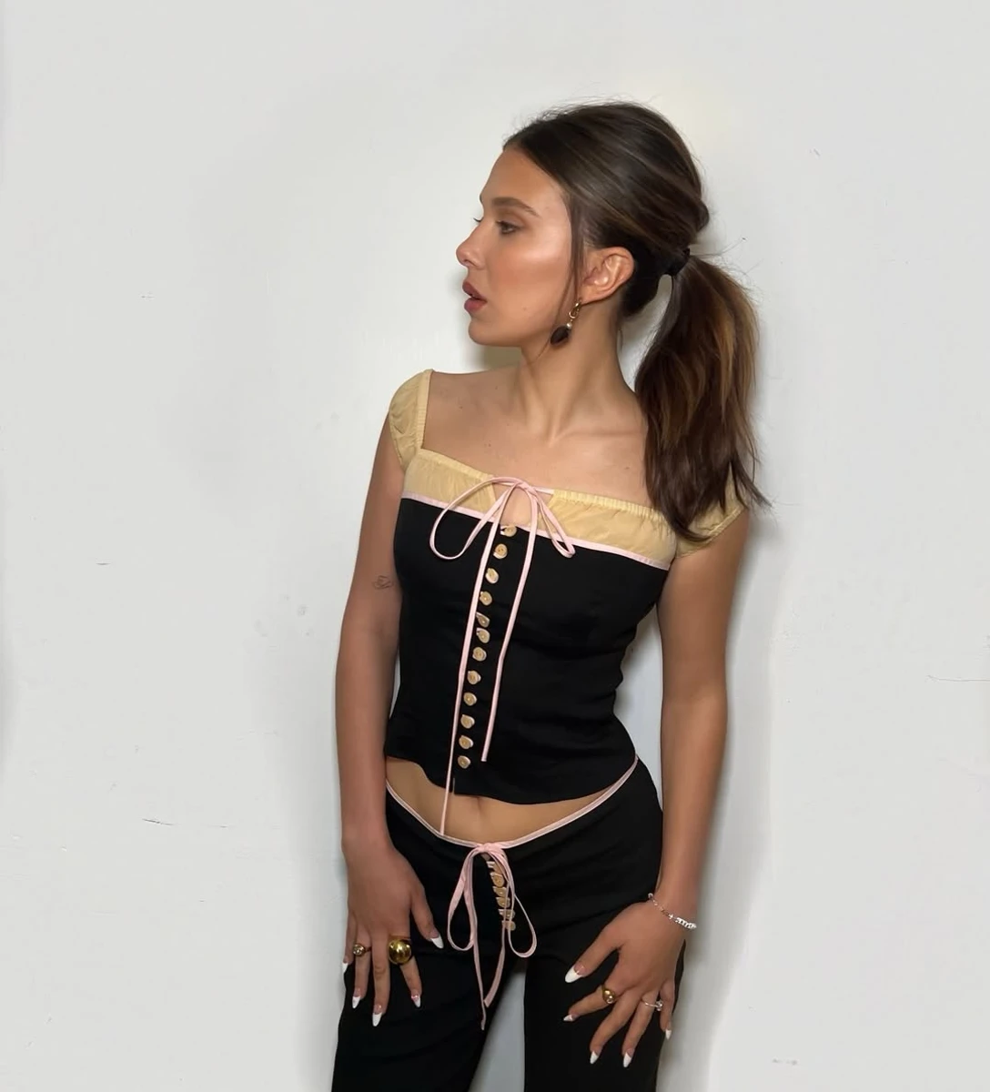 Міллі Боббі Браун позує у профіль