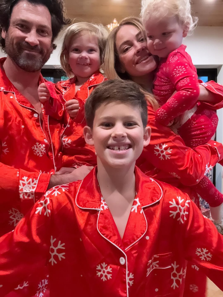 Макс Чмерковський з дружиною і синами у піжамах відзначив Різдво
