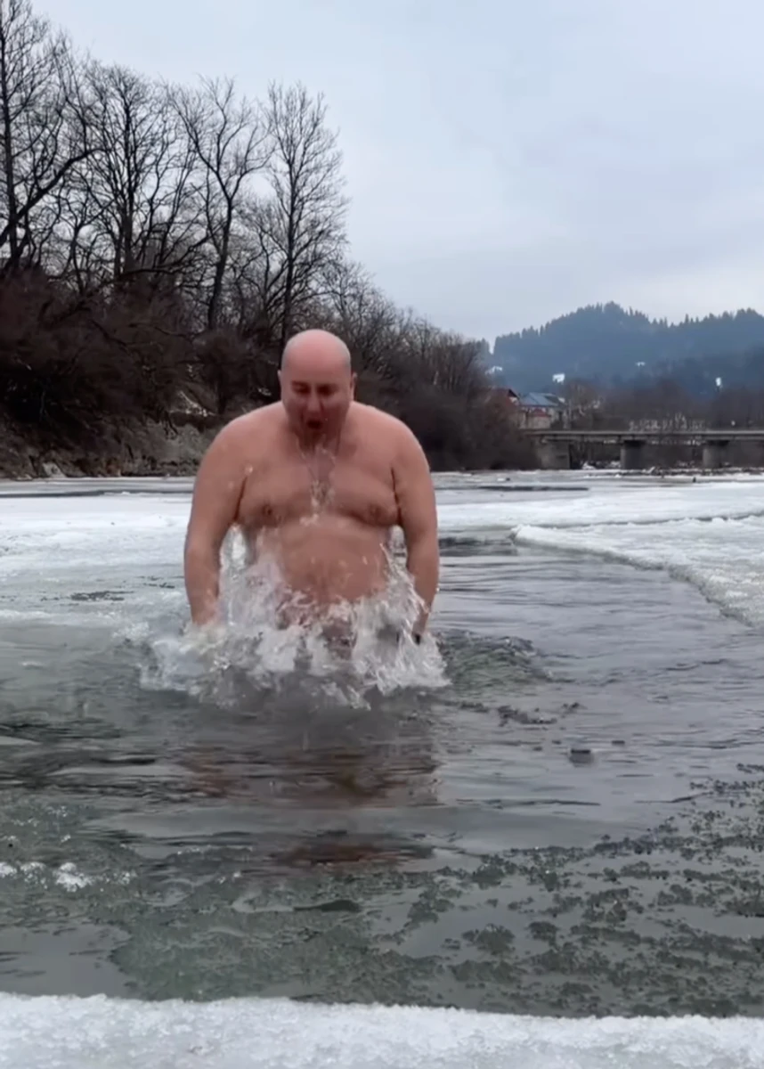 Юрій Ткач занурився в крижану воду на вулиці на Водохреща