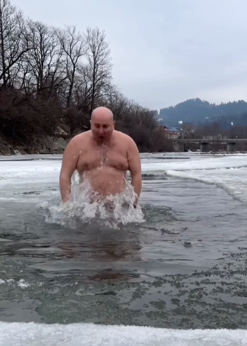 Юрій Ткач занурився в крижану воду на вулиці на Водохреща