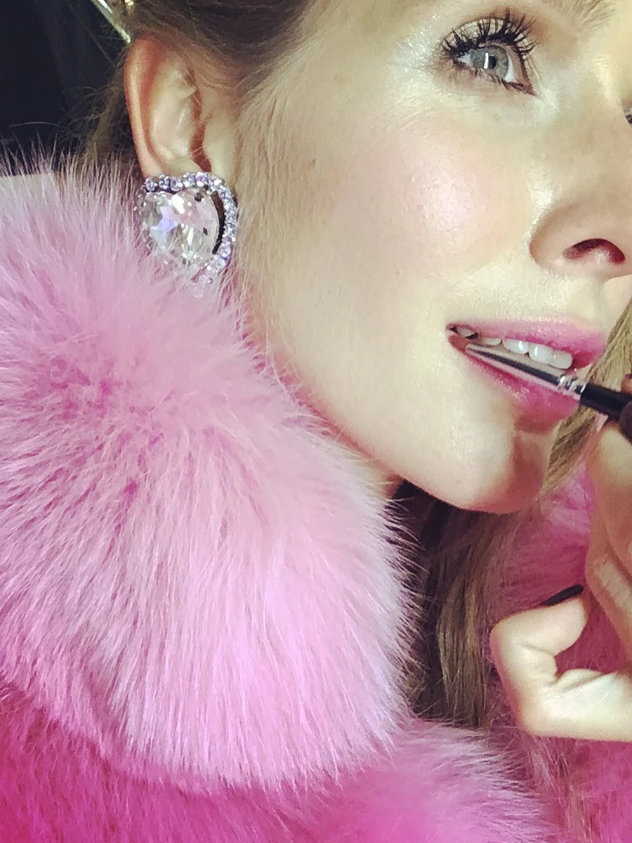 Катерина Осадча показала грайливе фото в рожевій шубі