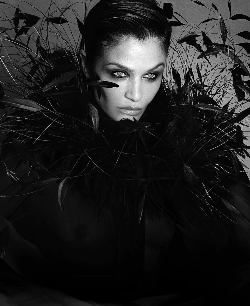 Попозувала манекенниця ще й у пір'ї