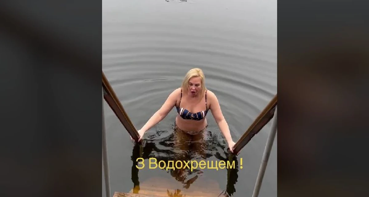 Перехрестилася, зробила глибокий вдих і опустилася під воду 