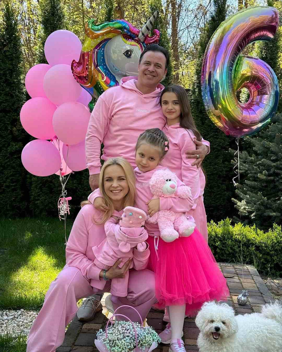Із нагоди свята Поліни вся сім'я у рожевому