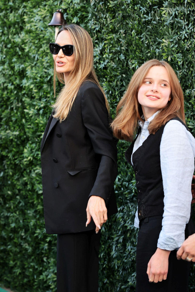 Джолі в чорному костюмі з молодшою дочкою