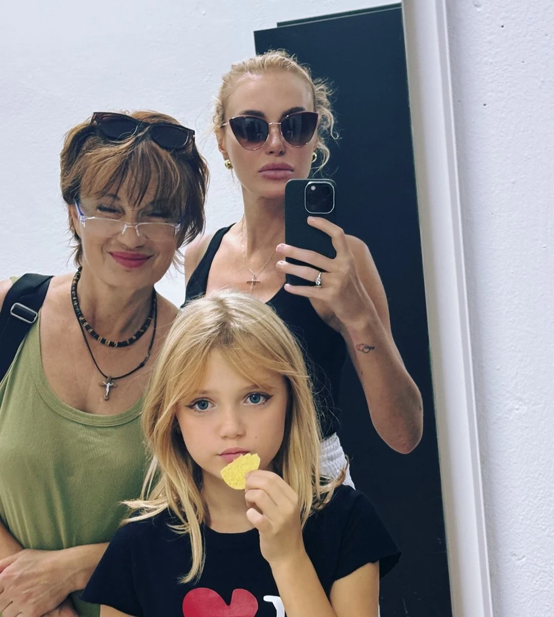 Слава Камінська з мамою та донькою