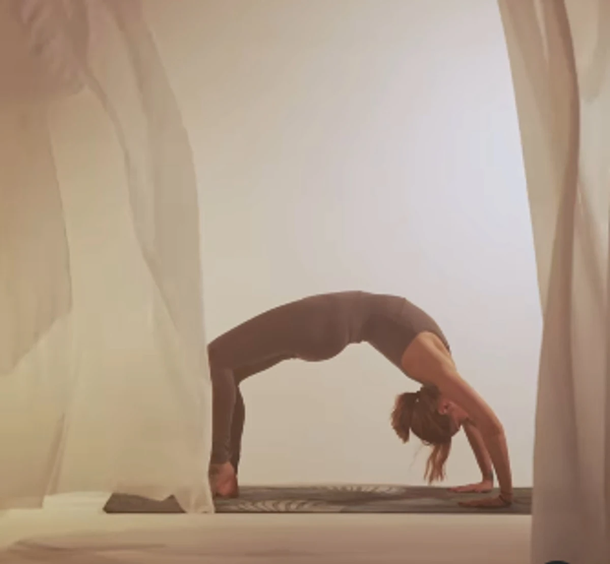 Tayanna виконала асани під заспокійливу манту