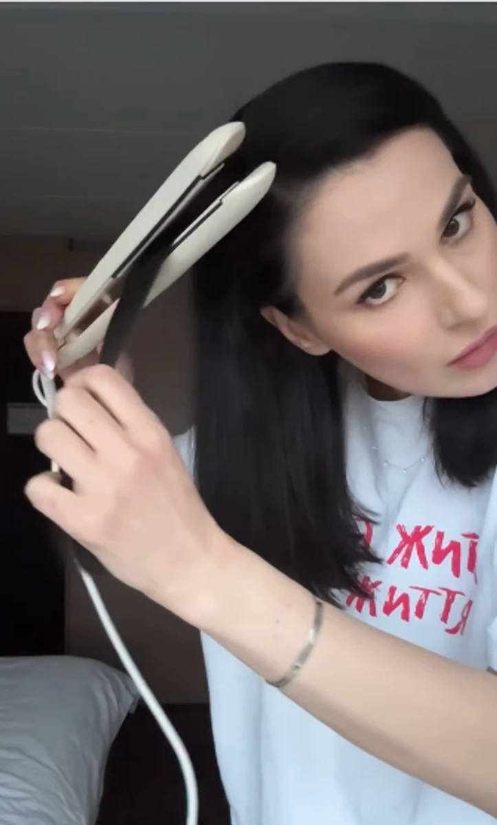 Маша Єфросиніна показала, як випрямляє волосся