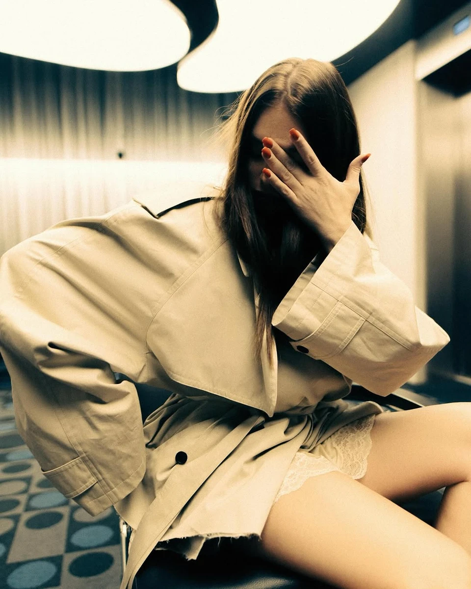 Дружина Усика оголила ніжки на стильних фото