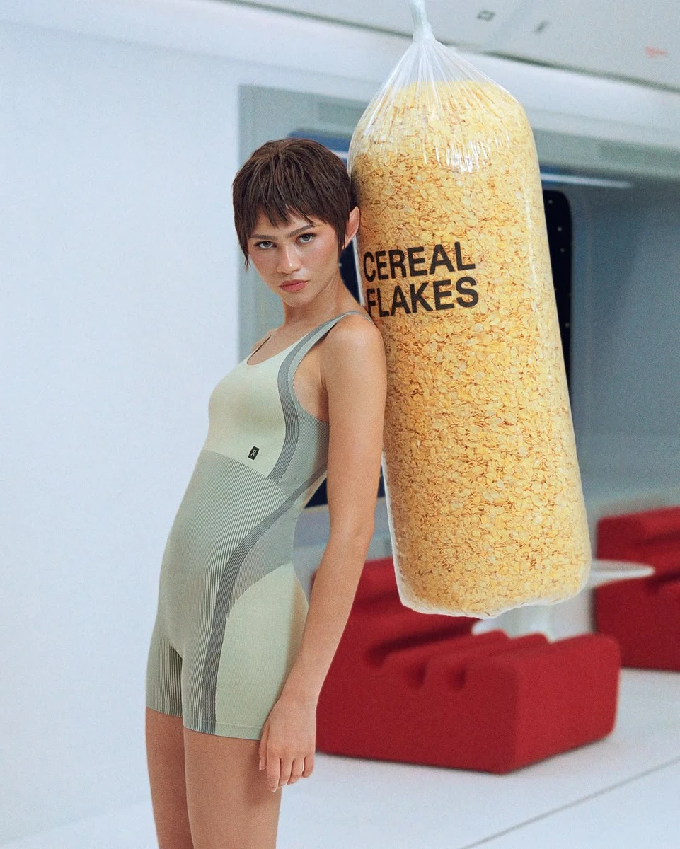 Зендея у ромпері показала струнку фігуру