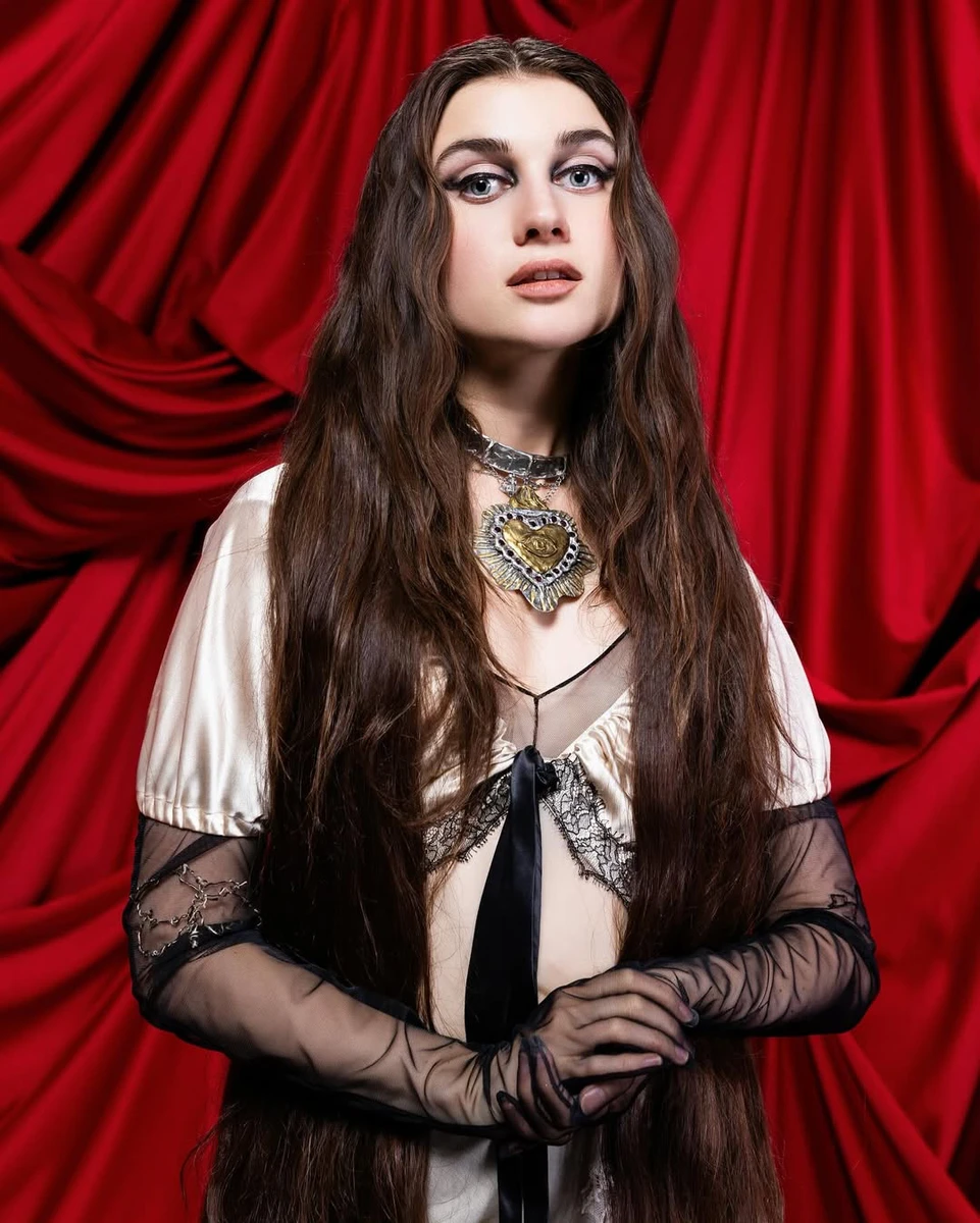 І прикрасила шию масивним виробом від українського бренду Sfurato