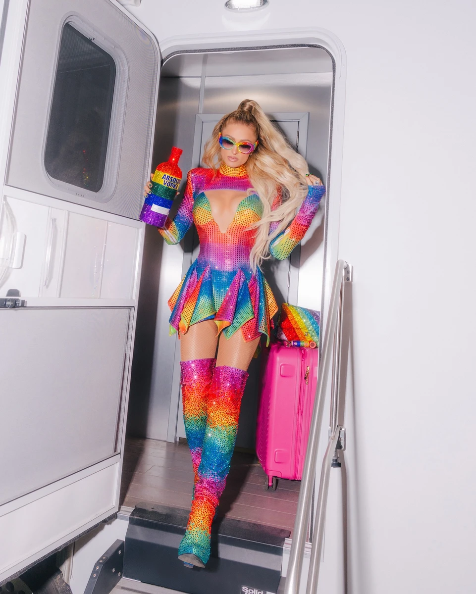 Періс Хілтон з оголеними стегнами і бюстом попозувала на прайді