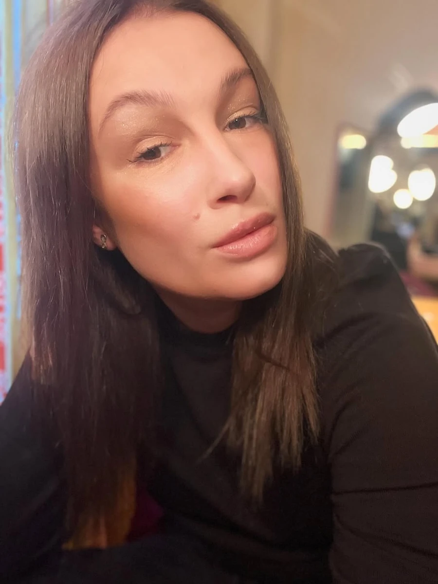 Анастасія Приходько похвалилася новим каштановим кольором волосся