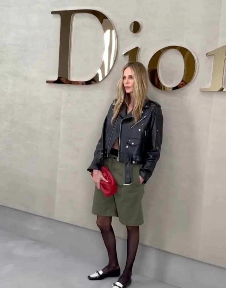 Шарліз Терон у шкірянці на голе тіло попозувала на івенті