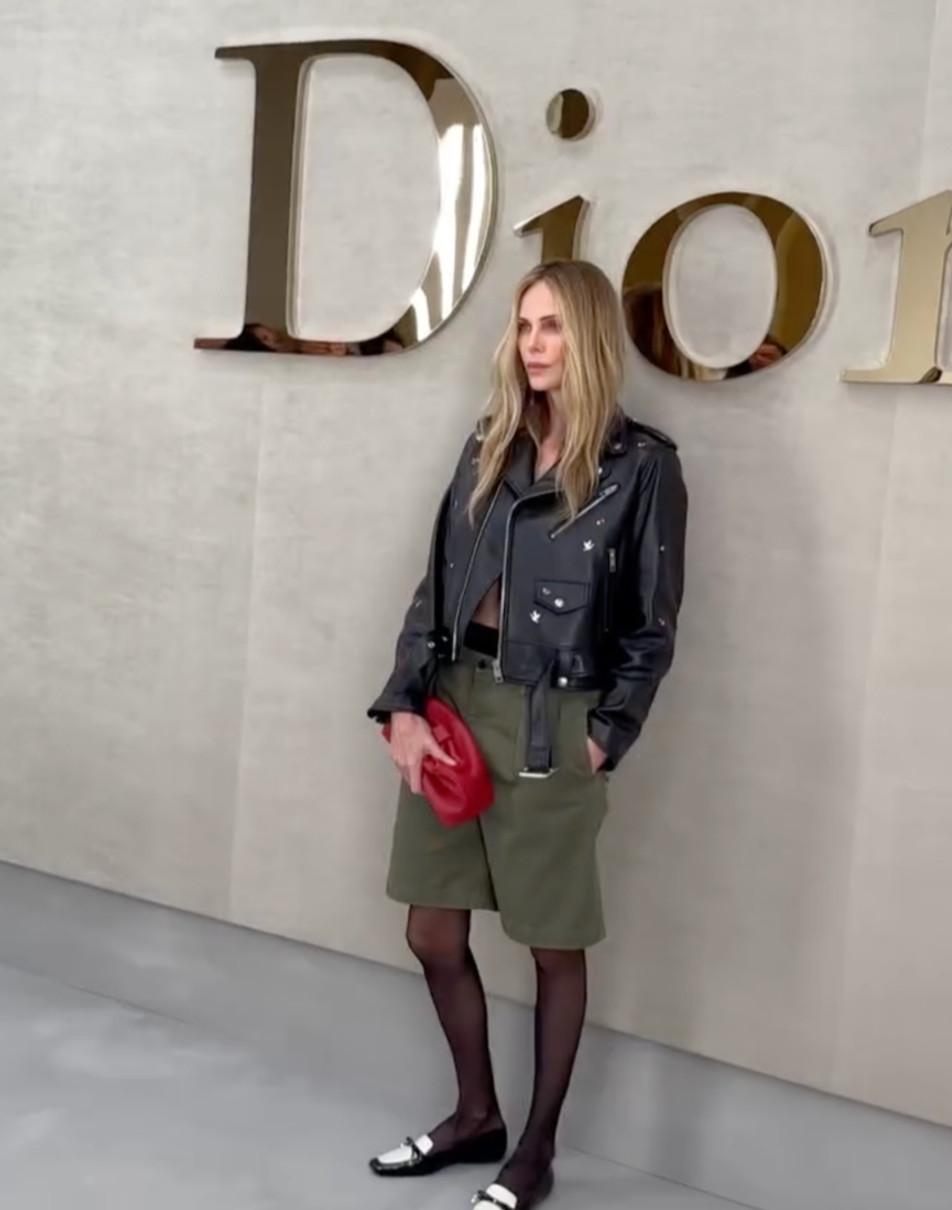 Шарліз Терон у шкірянці на голе тіло попозувала на івенті