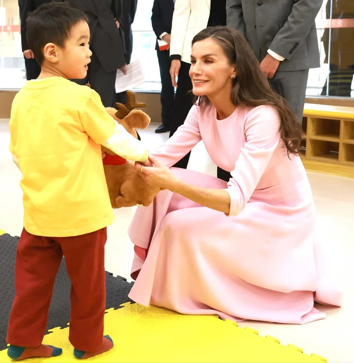 Королева Летісія у ніжній рожевій суні поспілкувалася з дітьми в Китаї