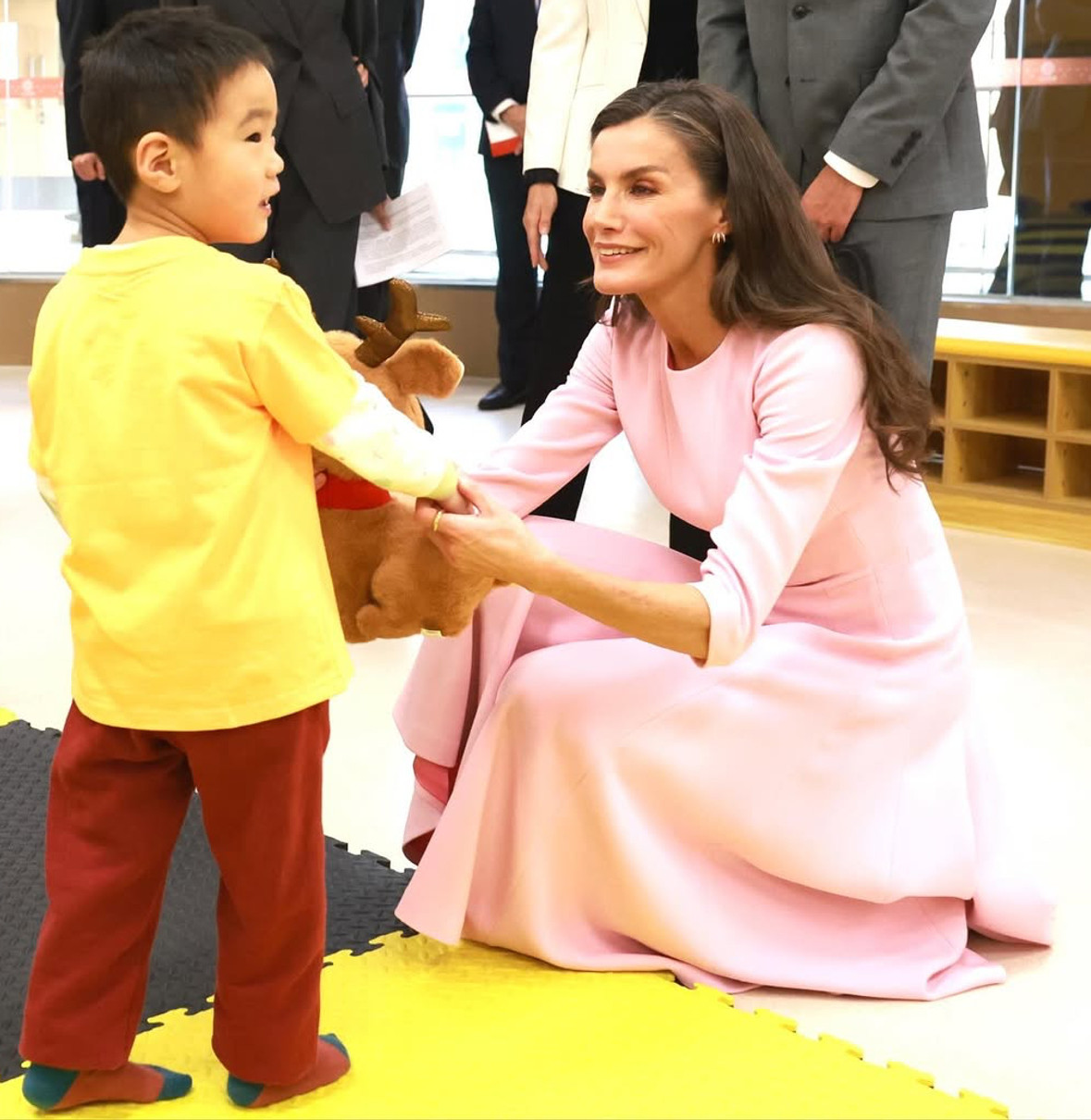 Королева Летісія у ніжній рожевій суні поспілкувалася з дітьми в Китаї