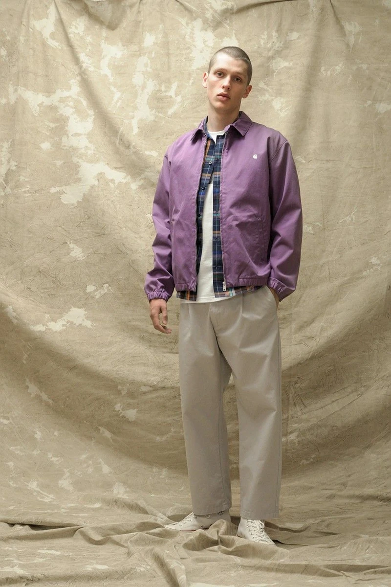 Модель у фіолетовій куртці