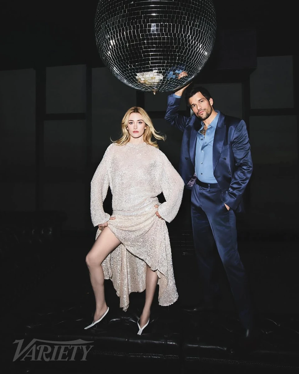 Екранні Керолін Бессетт-Кеннеді та Джон Ф. Кеннеді-молодший