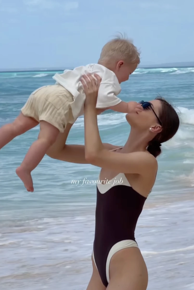 Дружина Остапчука погралася з сином на пляжі в Домінікані