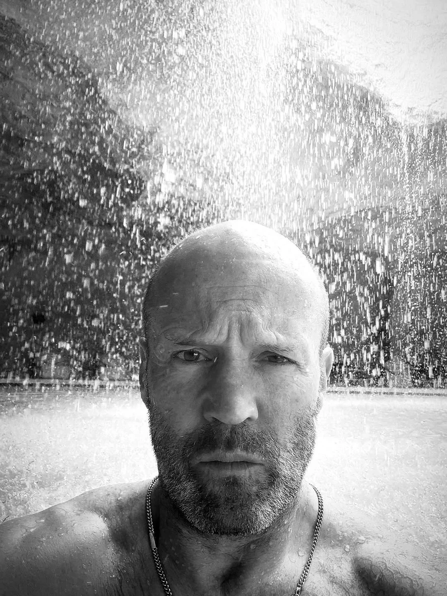 Суворий навіть в басейні 