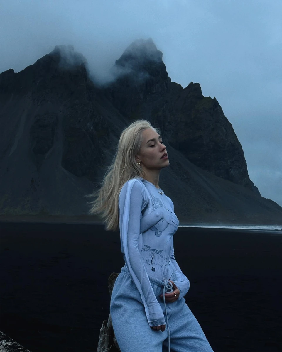 Здається, з цієї поїздки блогерка привезе чимало контенту