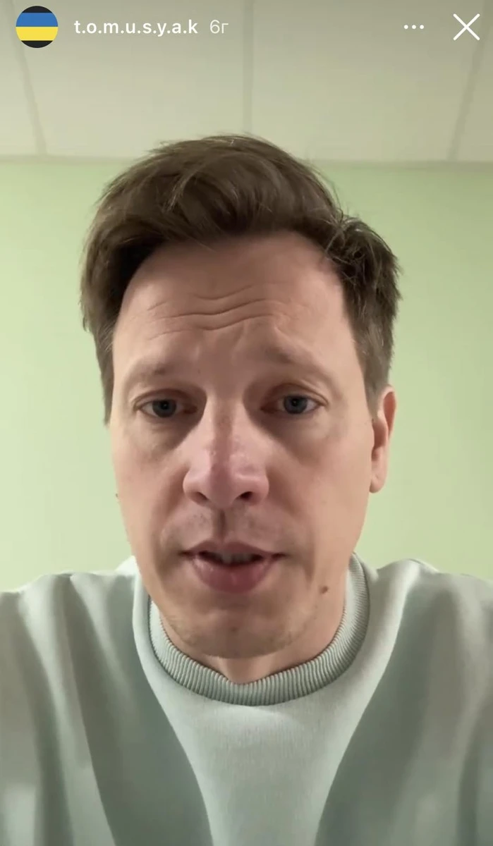 Валентин коло дверей відділення інтенсивної терапії, де в одному з боксів лежить його дружина