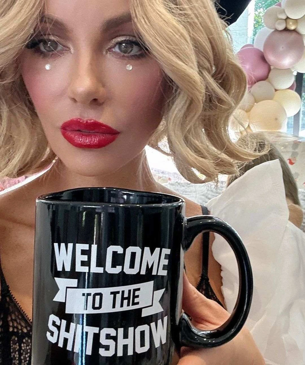 Напис на кухлі Ласкаво просимо до гівношоу