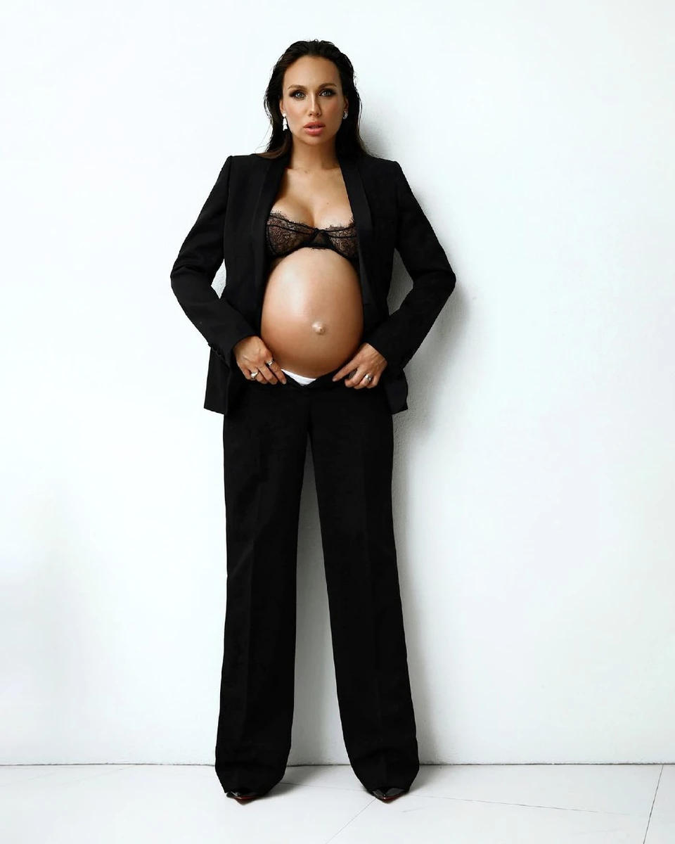 Судячи з таких зйомок видно, що, схоже, акторка подобалась собі впродовж всієї вагітності