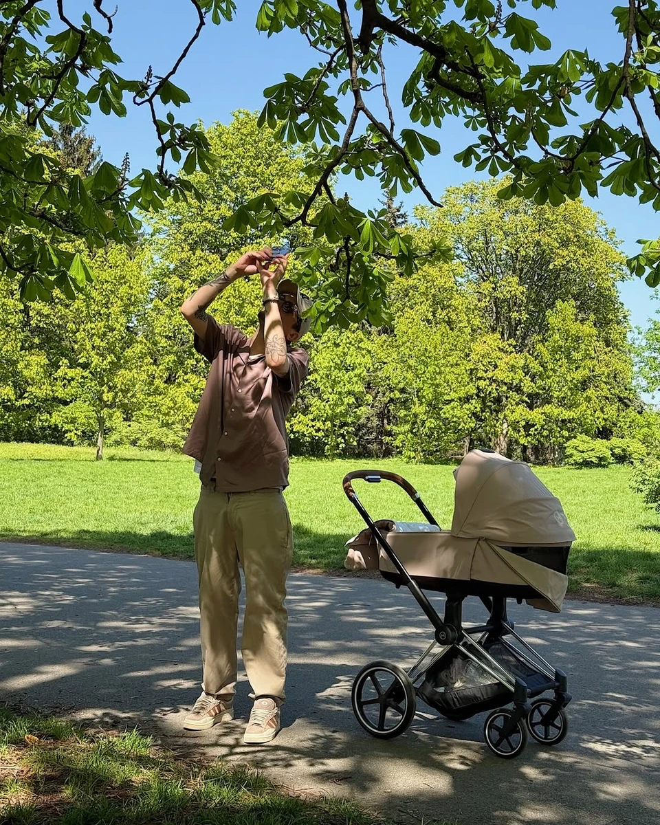 Олексій Завгородній показався в парку з дочкою