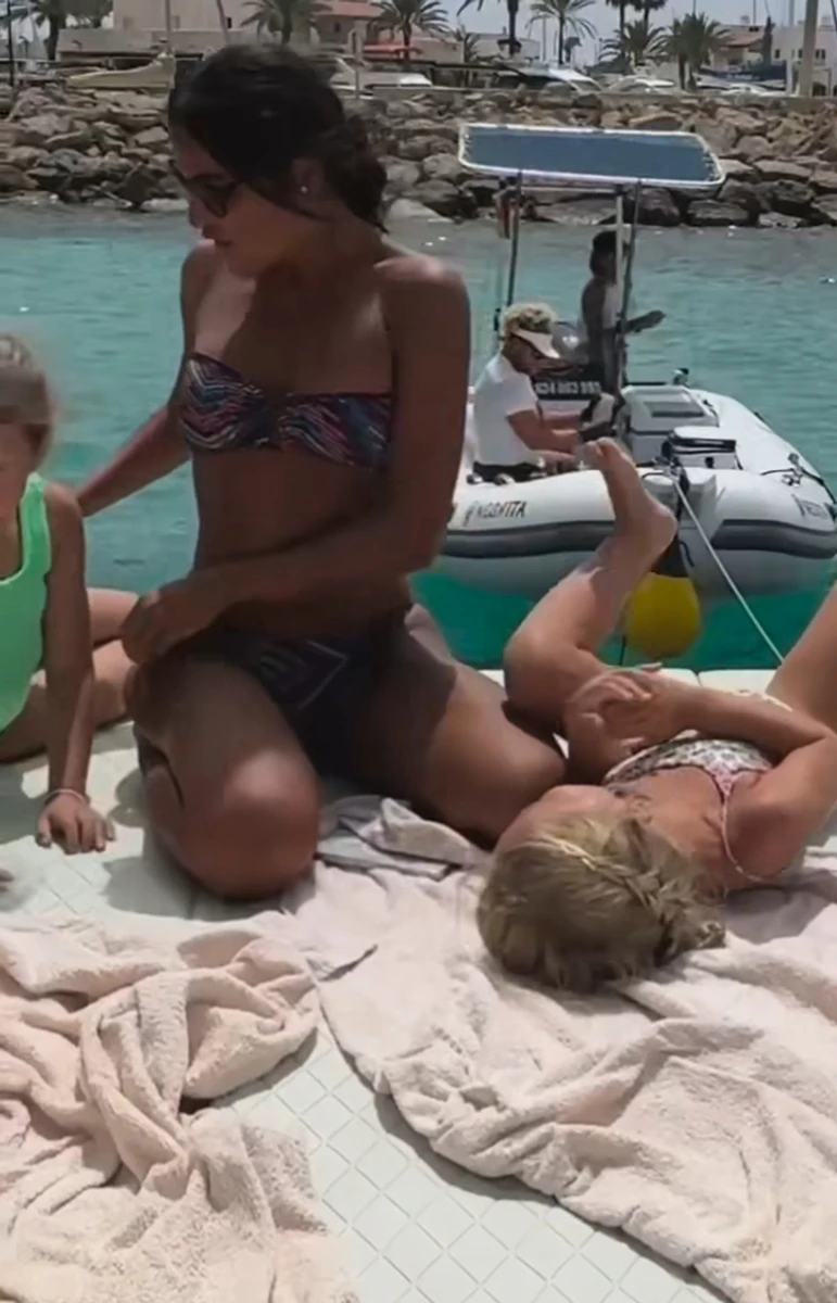 Санта Дімопулос у бікіні повеселилася з дочкою на яхті