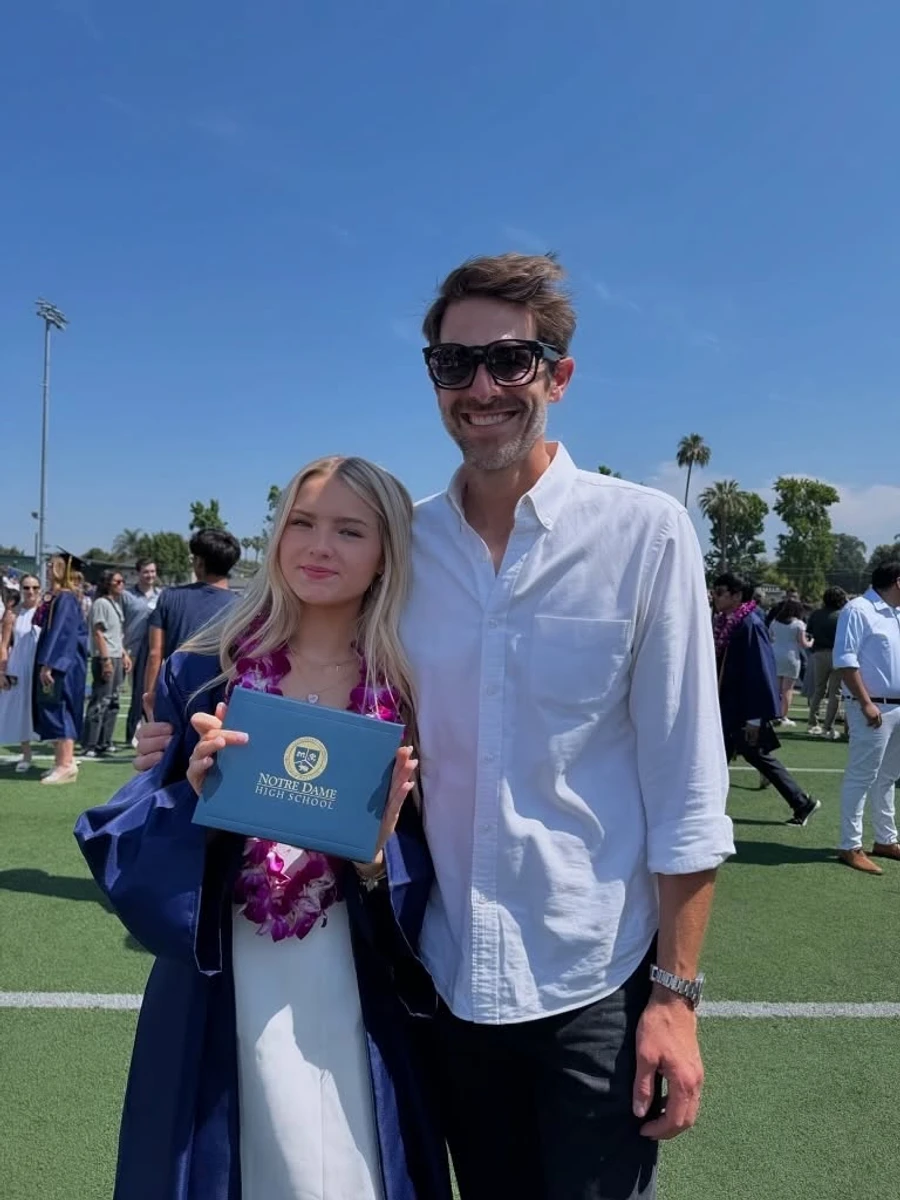 Дженні Гарт показала свого чоловіка і дочку-випускницю