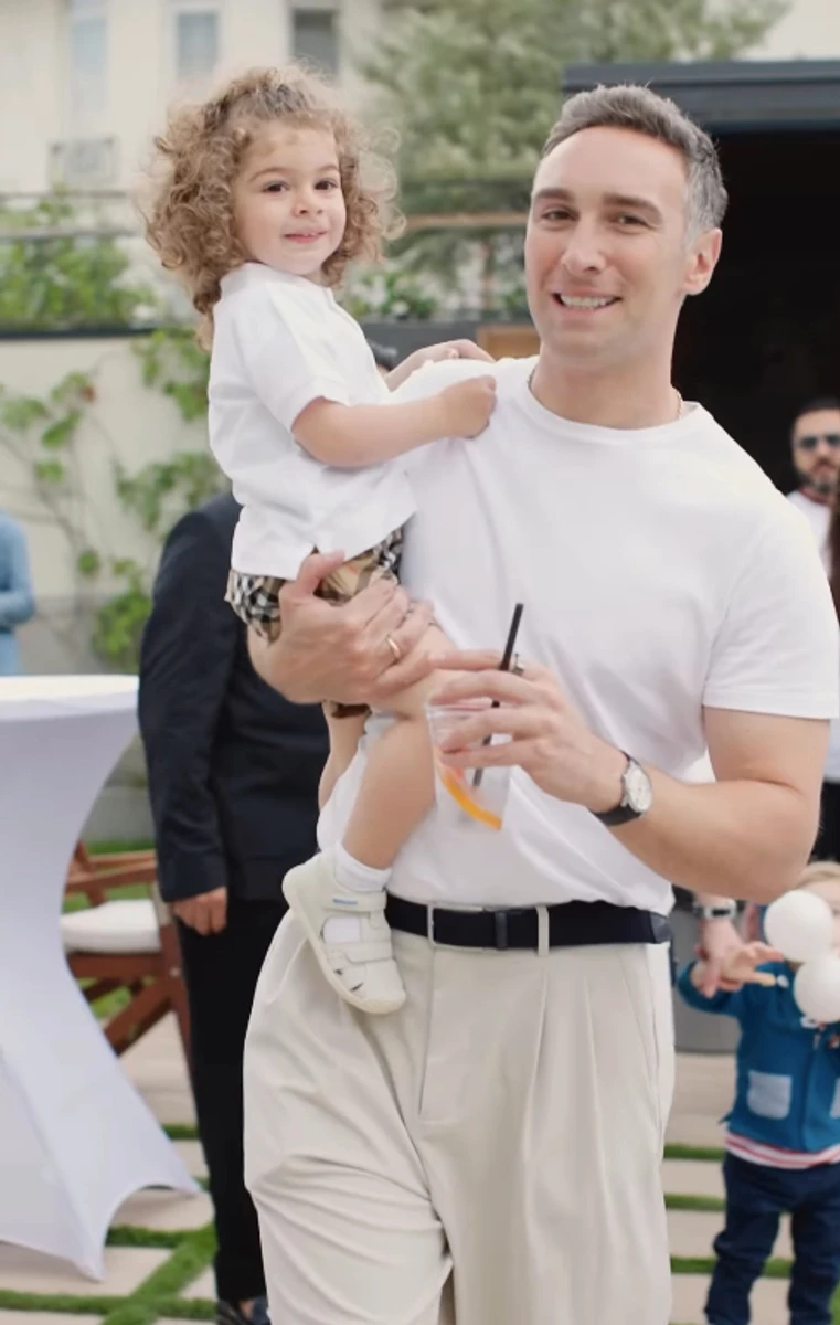 Іраклі Макацарія у світлому луці потримав сина на руках