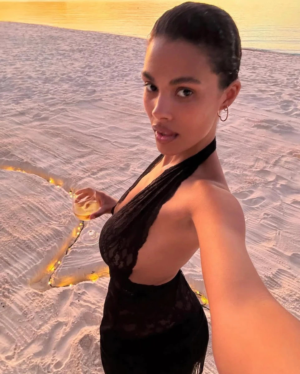 Тіна Кунакі з келихом посвітила декольте на пляжі