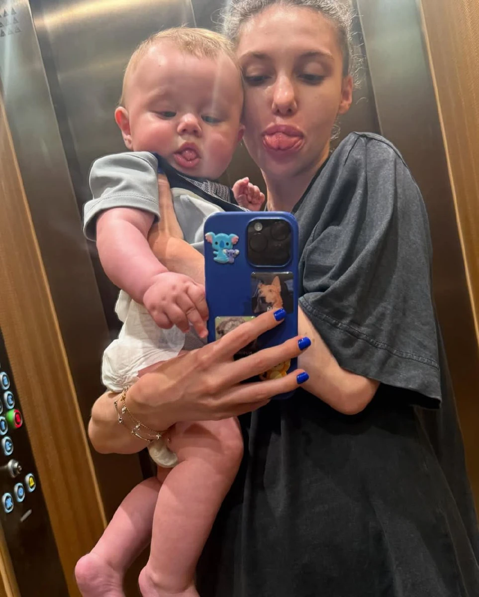 Мама з Сашком знаходять час побешкетувати