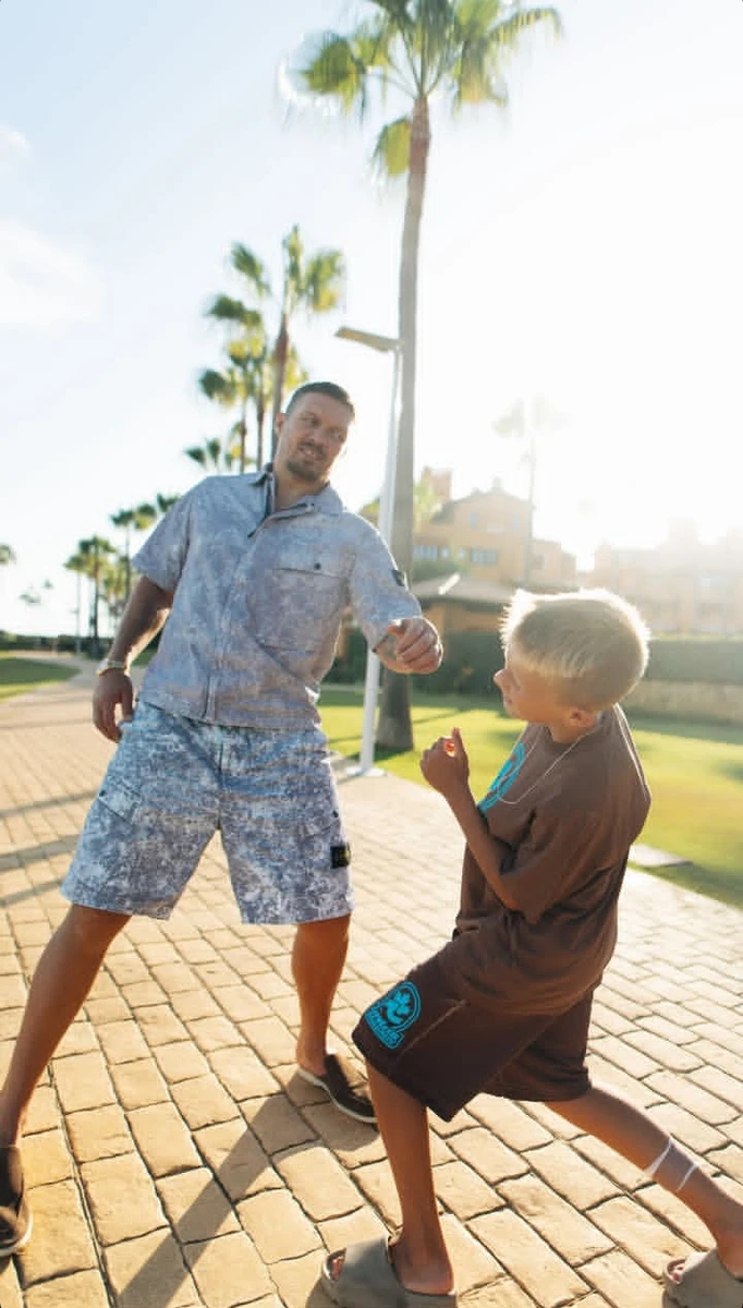 Олександр Усик показався з сином в Іспанії