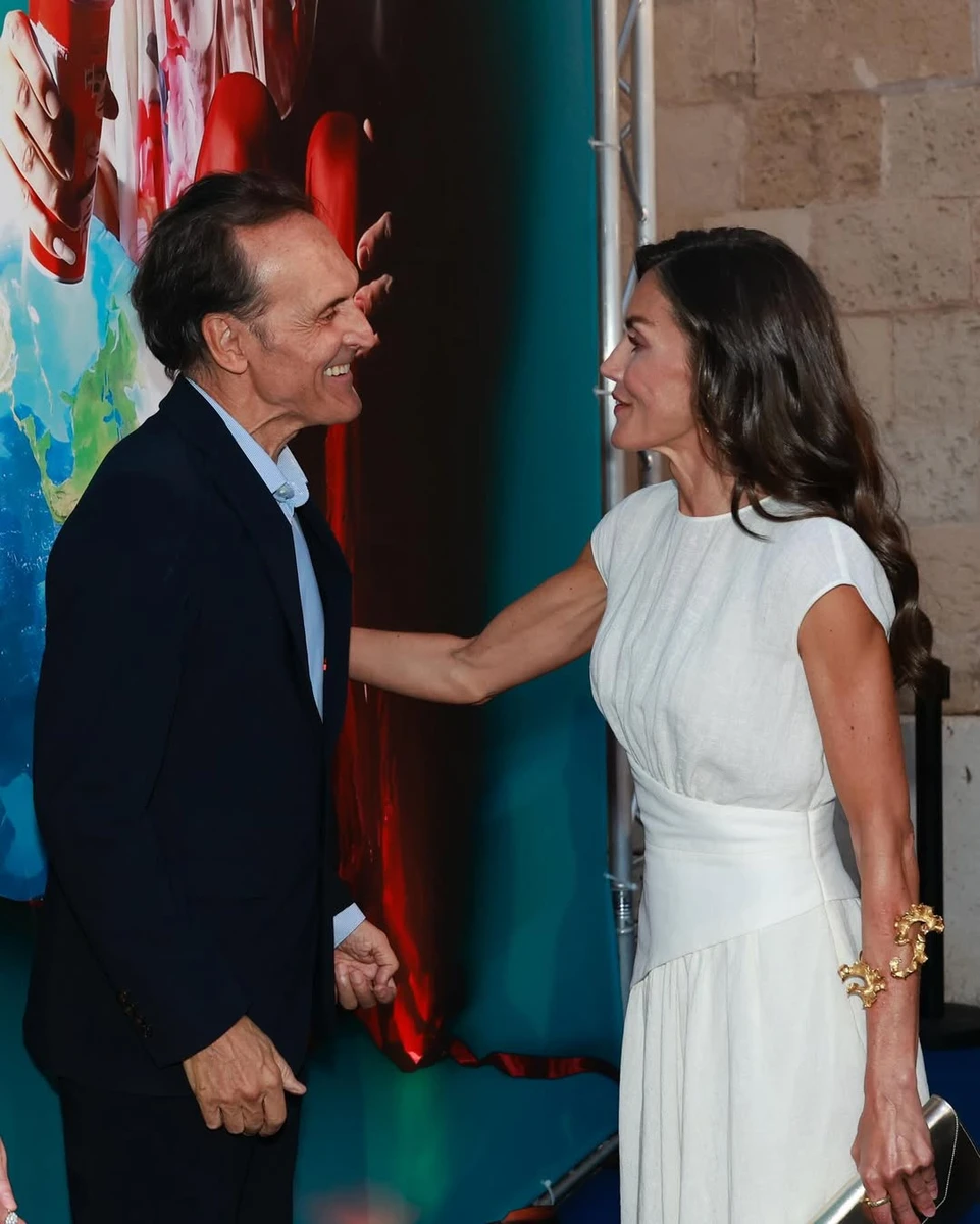 Королева Летісія у білій сукні й золотих прикрасах попозувала на заході