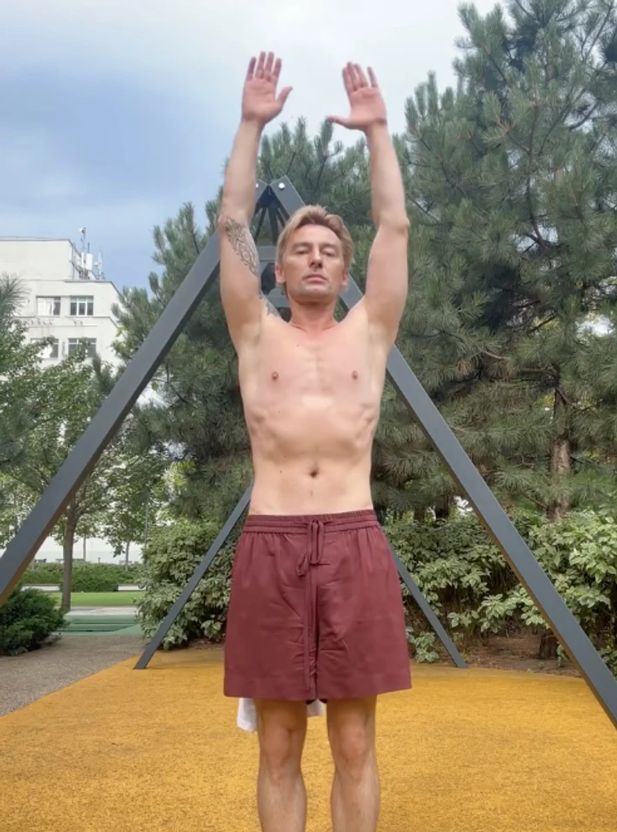 Алан Бадоєв похизувався своєю фігурою на тренуванні