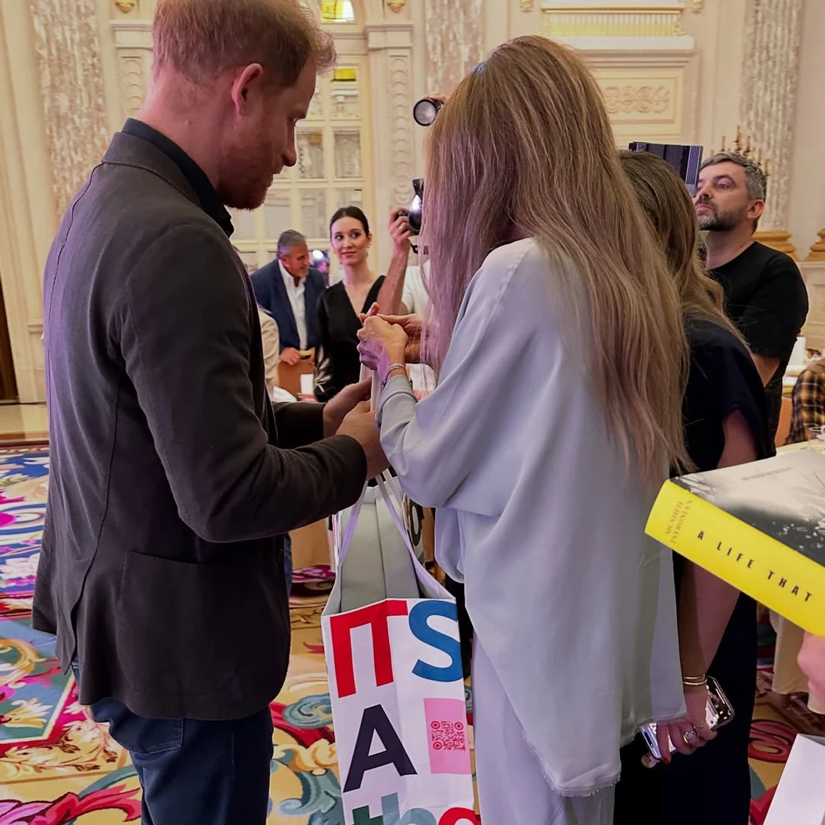Катя Сільченко подарувала подарунки принцу Гаррі у Києві